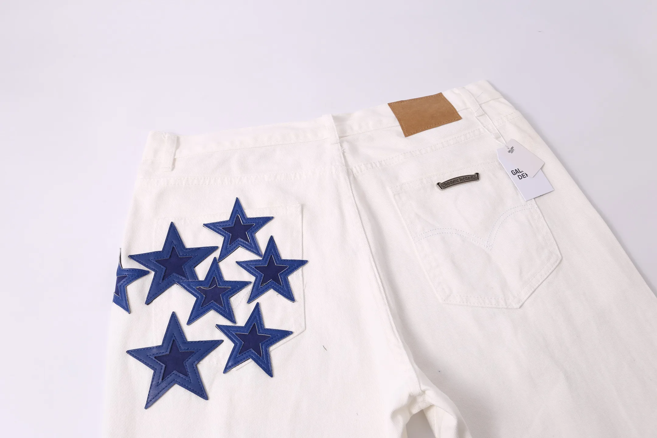 P260 Style No.: H889 Crow Heart & 𝐂𝐡𝐫𝐨𝐦𝐞 𝐇𝐞𝐚𝐫𝐭 ss25 new Fontainebleau limited star 💫 patchwork leather jeans. Styles with different washed textures are very friendly to people with thin legs. The slightly flared version perfectly modifies the leg shape. The timeless and moderate length makes it easy to match and match. It is the basis for various styles and is a must-have in your wardrobe! The fabric is stiff but also makes the upper body soft without losing texture. The washing process is even more perfect. It is a must-have item for everyone! ! ! Washed wheat, hang tag, pants label, three labels complete Color: white Size: 28-30-32-34-36